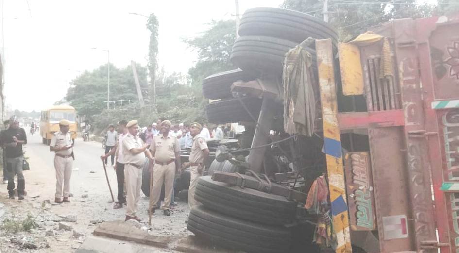 कोटपूतली NH-48 पर पुलिया से गिरा ट्रेलर