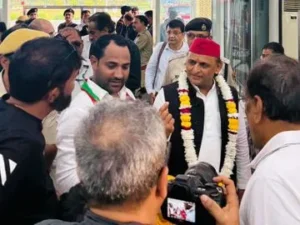 किशनगढ़ पहुंचे अखिलेश यादव:कोटपूतली-बहरोड़ के कार्यकर्ताओं ने किया स्वागत, राजस्थानी साफा पहनाया